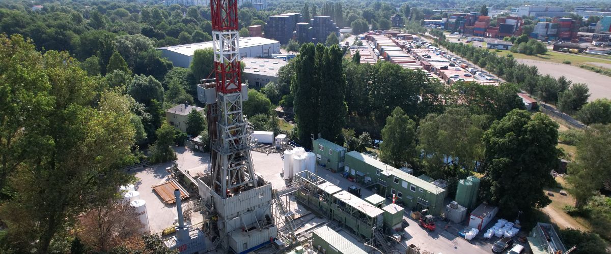 Bohrturm auf dem Geothermie-Bohrplatz in Hamburg-Wilhelmsburg.