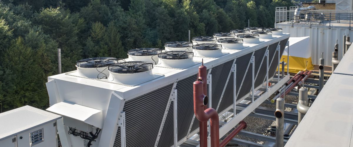 Rückkühlwerke, wie der hier abgebildete Freikühler, werden laut Universität Kassel in den nächsten Jahren wahrscheinlich die häufigste Abwärmequelle für Wärmepumpen in der Industrie sein.