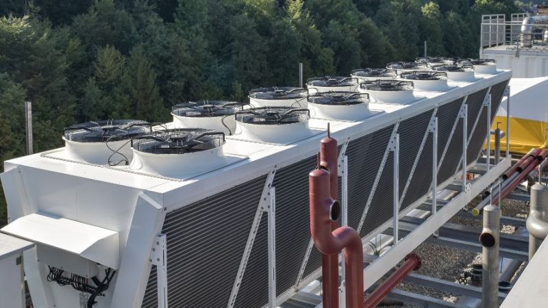 Rückkühlwerke, wie der hier abgebildete Freikühler, werden laut Universität Kassel in den nächsten Jahren wahrscheinlich die häufigste Abwärmequelle für Wärmepumpen in der Industrie sein.