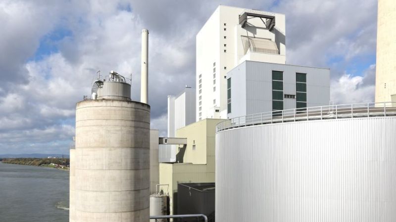 Das Grosskraftwerk Mannheim ist direkt am Rhein gelegen. Der Speicher im Vordergrund verfügt über 1.500 Megawattstunden Speicherkapazität.