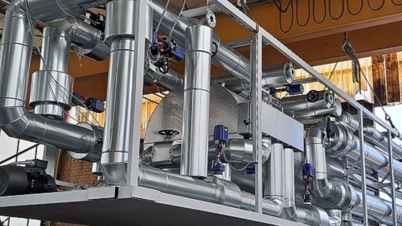  Abtransport der Leistungsübergabestation für solarthermische Prozesswärme bei AURA 