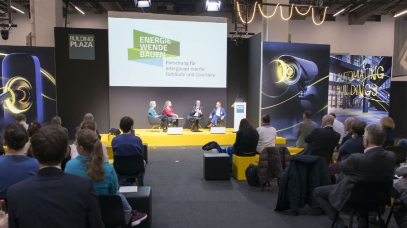Diskussionsrunde auf der Bühne