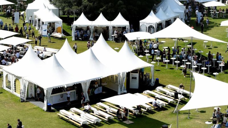 Auf dem Bild ist der Park von Schloss Bellevue mit den Ausstellungspavillons zu sehen.