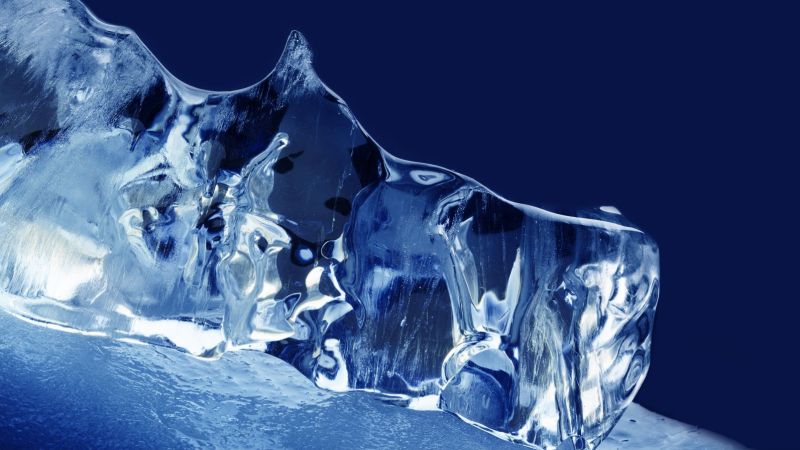 Ein Stück Eis auf blauen Hintergrund