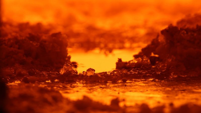 Blick in eine Glasschmelzwanne, orange glühende Glasschmelze