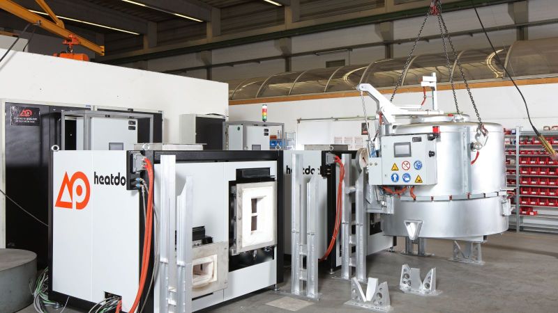 In der Leichtmetallgießerei wird ein mobiler Tiegelschmelzofen 