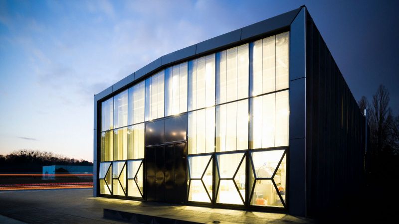 Außenansicht ETA-Fabrik: Das Gebäude der ETA-Forschungsfabrik leuchtet in der Nacht.