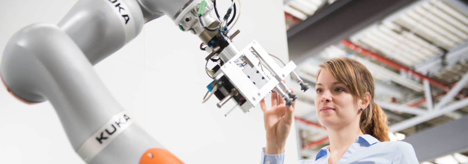 Kleinere Losgrößen werden immer wichtiger: Hier können Roboter und Sensoren helfen, die den Prozess überwachen und präzise ausführen.