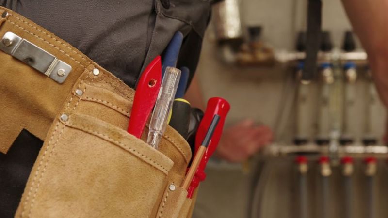 Ein Handwerker nimmt Umbauarbeiten in einem Heizungskeller vor. KI könnte ihm das künftig deutlich erleichtern.