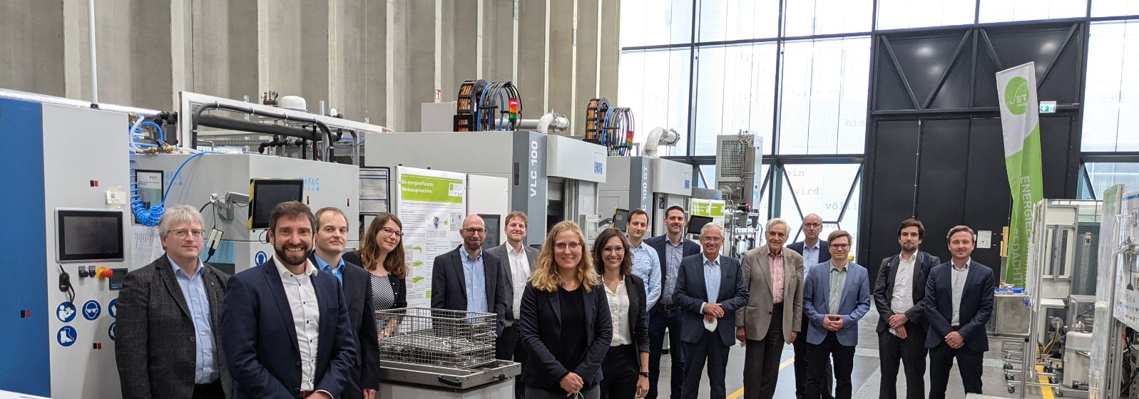 Forschende von EE4InG sowie Vertreterinnen und Vertreter vom BMWi <em>[mittlerweile BMWK]</em> und vom Projektträger Jülich trafen sich zum Abschlusstreffen in der ETA-Fabrik der TU Darmstadt