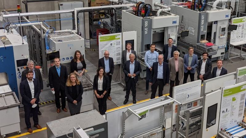 Forschende von EE4InG sowie Vertreterinnen und Vertreter vom BMWK und vom Projektträger Jülich trafen sich zum Abschlusstreffen in der ETA-Fabrik der TU Darmstadt