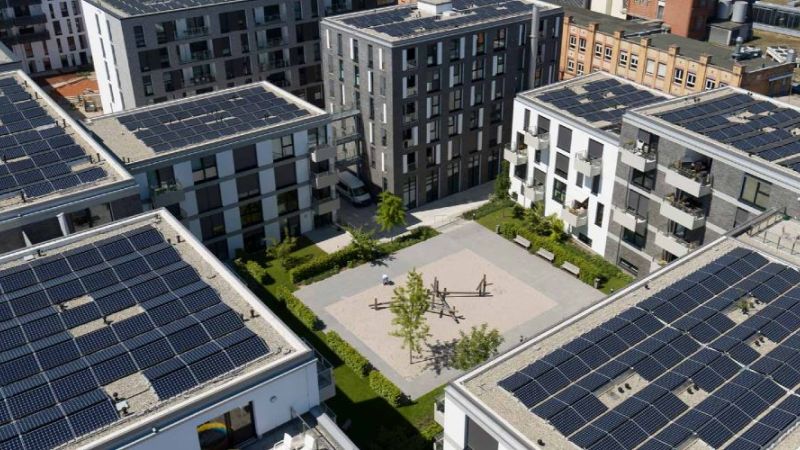 Blick auf die Neue Weststadt von oben. Man sieht unter anderem Photovoltaik-Anlagen auf den Dächern. 