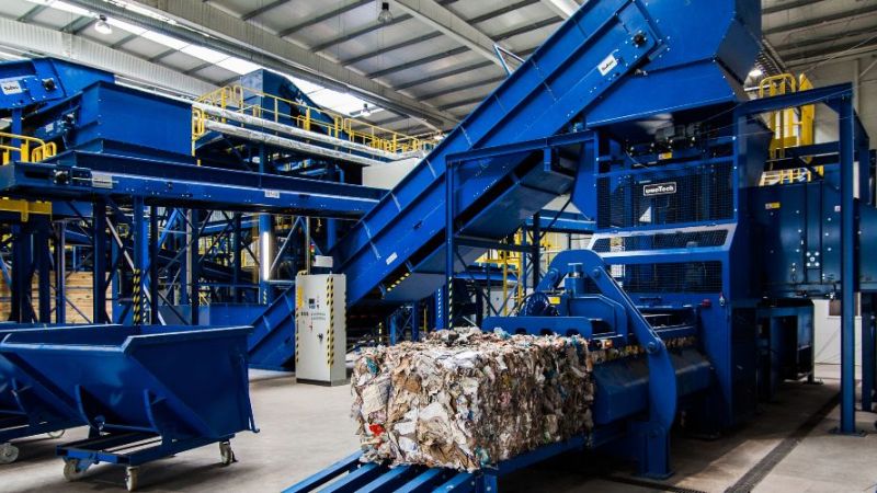 In der Abfallwirtschaft werden Abfall-Chargen in Ballen gepresst. Durch das vollautomatisierte Bunkermanagement von Sutco RecyclingTechnik kann dies nun energieeffizienter ablaufen.
