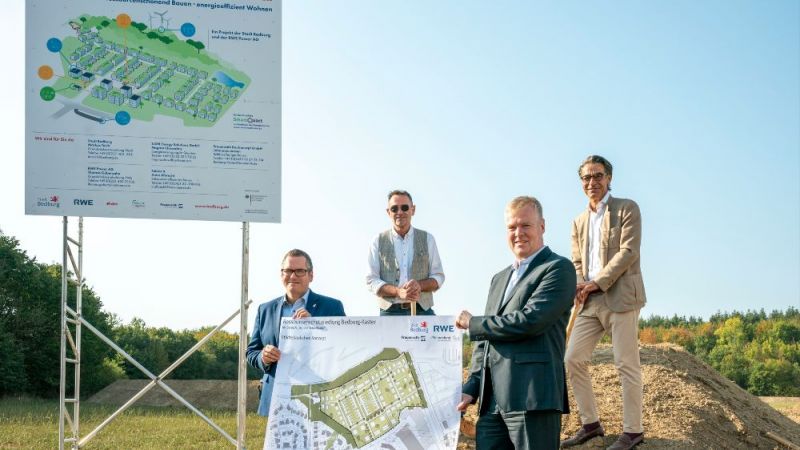 Das Bild zeigt v. l. n. r.: Bürgermeister Sascha Solbach, Klaus Dosch (Faktor-X-Agentur), Erik Schöddert (RWE Power) und Gereon Frauenrath (Frauenrath BauConcept GmbH)