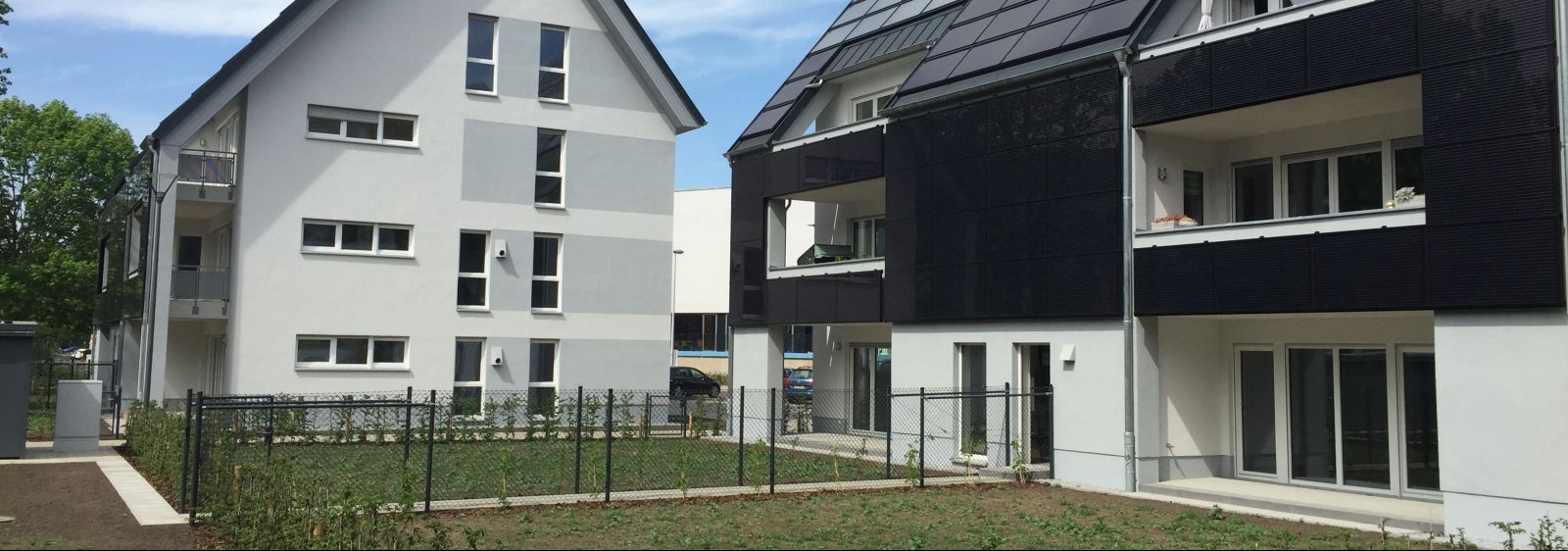Ansicht der Südfassade der im Projekt Eversol-MfH messtechnisch begleiteten Sonnenhäuser.