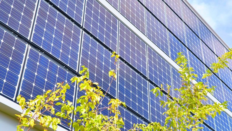 Gebäude-Fassade mit Solar-Panelen (Photovoltaik-Anlage)
