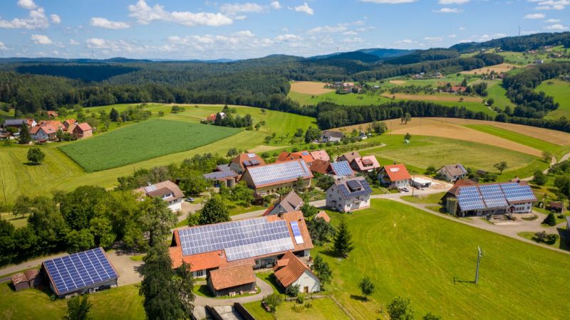 Luftaufnahme des Orts Freiamt (im Vordergrund: Häuser mit Photovoltaikanlagen auf den Dächern)