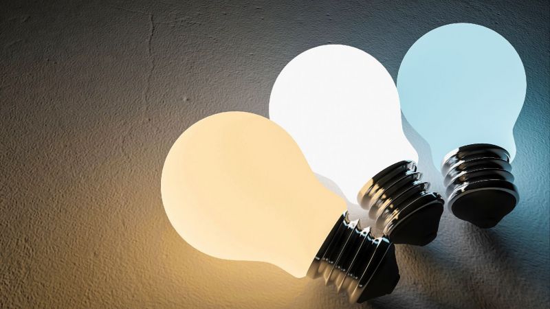 Nahaufnahme von drei leuchtenden LED-Glühbirnen