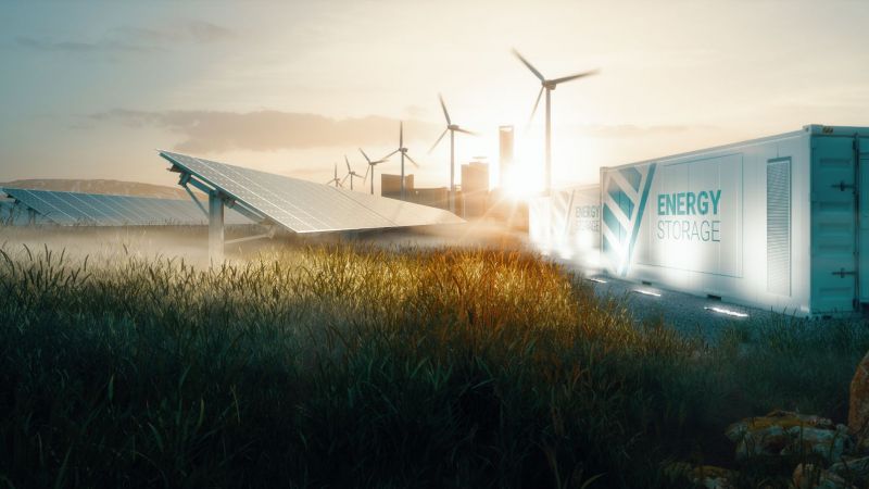 Collage aus Photovoltaik-Park, Windrädern und Batteriespeichern bei Sonnenuntergang (Symbolbild)