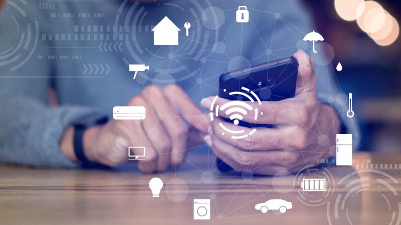 Nahaufnahme einer Hand, die ein Smartphone hält