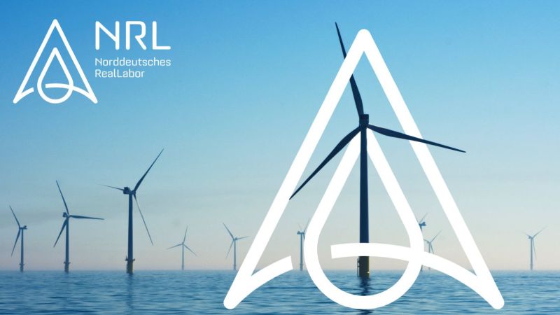 Projekt-Logo. Im Hintergrund drehen sich Windenergieanalgen auf dem Meer.