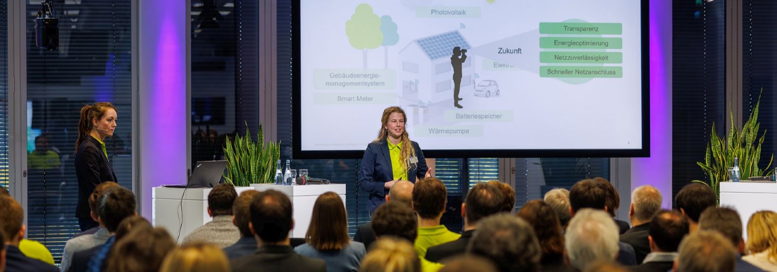 Projektleiterin Carmen Exner präsentiert den Teilnehmenden der Abschlussveranstaltung in Stuttgart die Ergebnisse von flexQgrid.