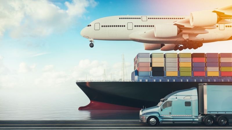 Das Symbolbild zeigt ein Flugzeug, ein Containerschiff und einen Lkw von der Seite.