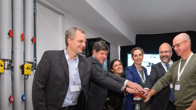 Inbetriebnahme Startknopf: Prof. Hiller, Prof. Hirth, Fr. Munzke, Fr. Lemmes, Hr. Glaser, Hr. Holoch