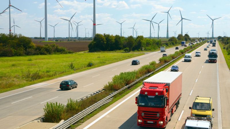 Autobahn und Windräder im Hintergrund