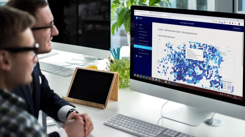 Zwei Männer sitzen vor einem Computerbildschirm