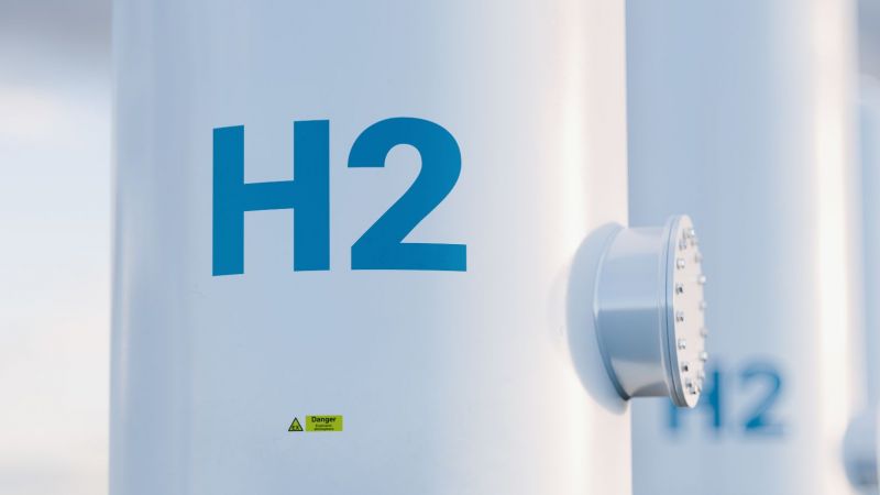 Nahaufnahme eines Metallrohrs mit der Aufschrift H2 (Wasserstofftank)