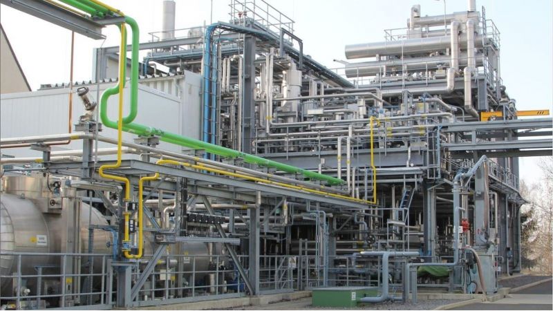 Große Produktionsanlage mit zahlreichen Metallrohren