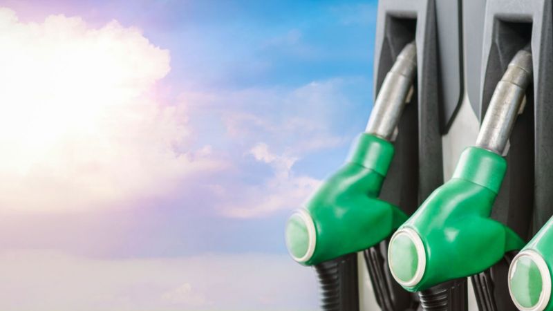Nahaufnahme von drei grünen Zapfsäulen an einer Tankstelle