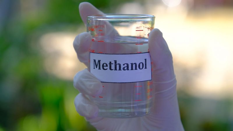 Nahaufnahme eines Reagenzglases mit der Aufschrift Methanol