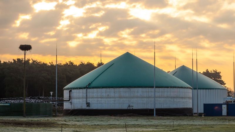 Biogasanlage vor Sonnenuntergang
