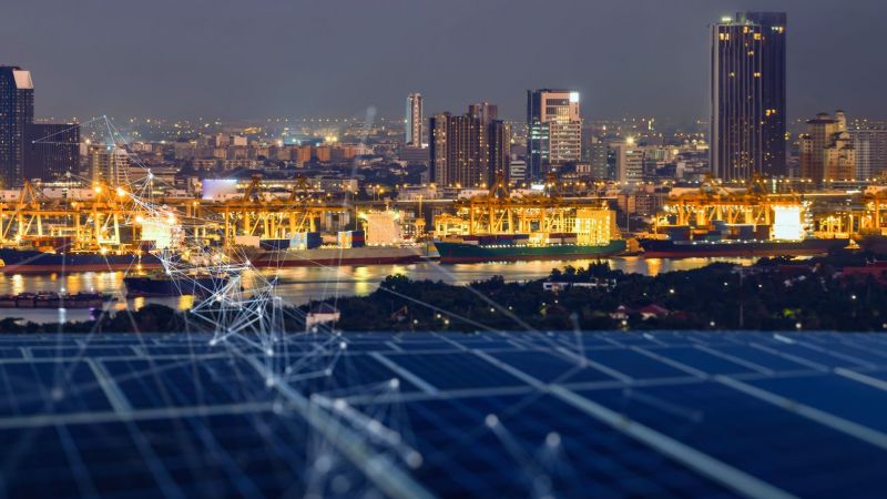 Hafen bei Nacht mit Schiffen und Gebäuden 