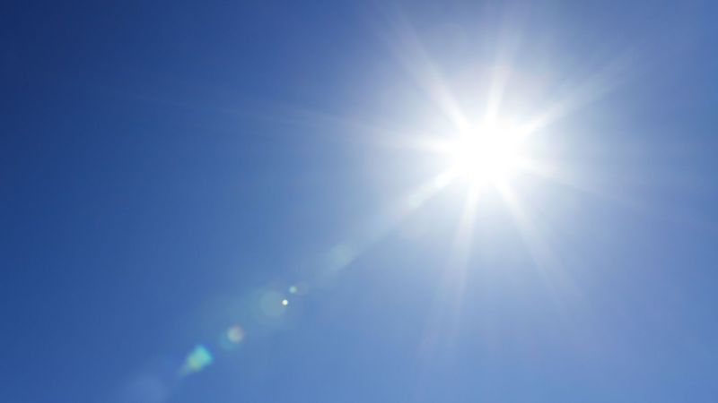 Sonne vor wolkenlosem Himmel
