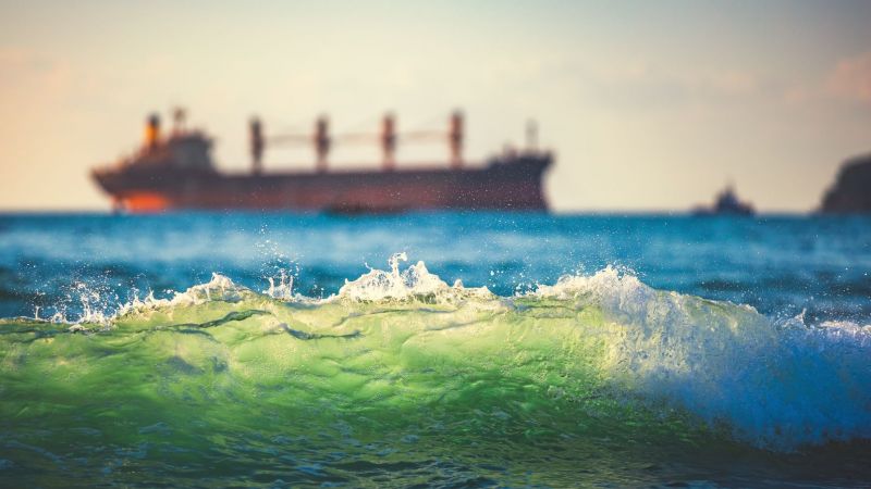 Frachtschiff fährt auf dem Meer