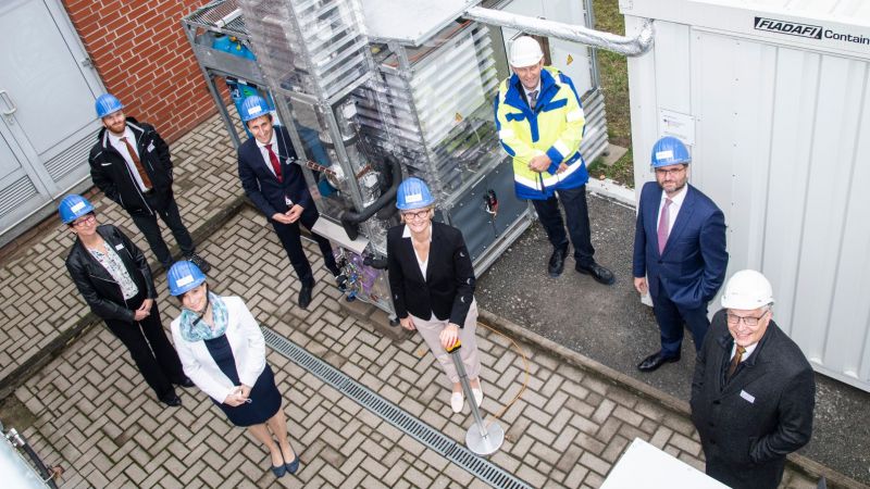 Forschungsministerin Anja Karliczek und Energie-Staatssekretär Andreas Feicht mit den Projektpartnern