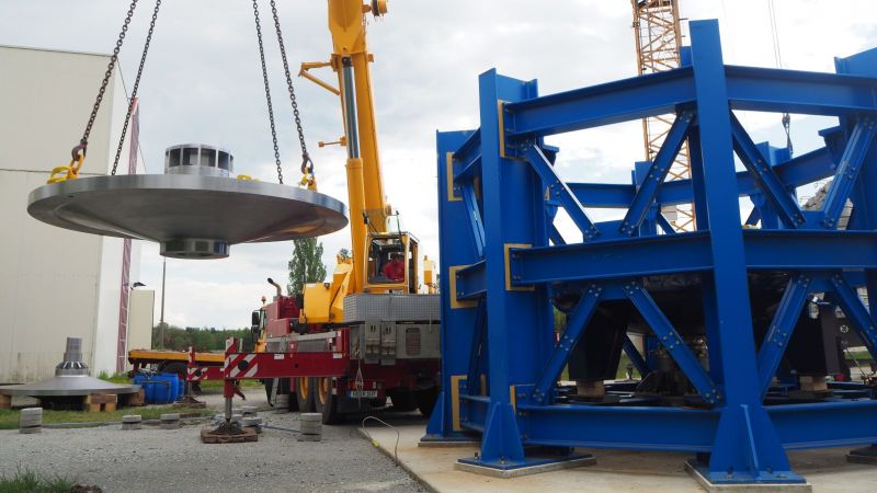 Ein Kran hebt eine Rototscheibe auf den RKS-Demonstrator.