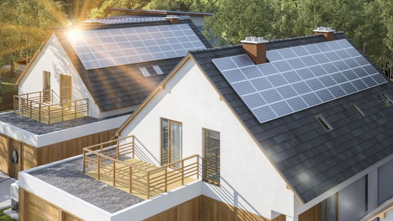 Photovoltaik-Anlagen auf zwei Einfamilienhausdächern aus der Vogelperspektive (Symbolbild)