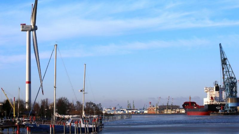 Die Windenergieanlage Ad 8-180 mit einer Leistung von 8 Megawatt und einem Durchmesser der Rotorblätter von 180 Metern steht in Bremerhaven. Sie dient den Forschenden als Testanlage.
