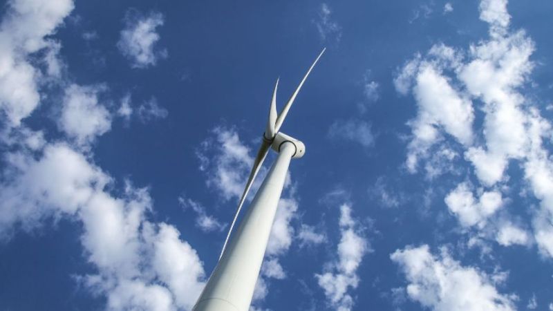 Das Bild zeigt eine Windenergieanlage.