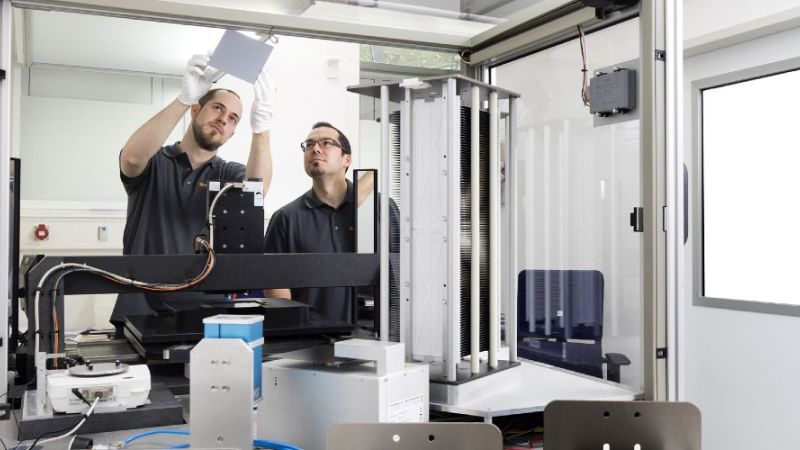 Mitarbeiter der NexWafe GmbH untersuchen Wafer.