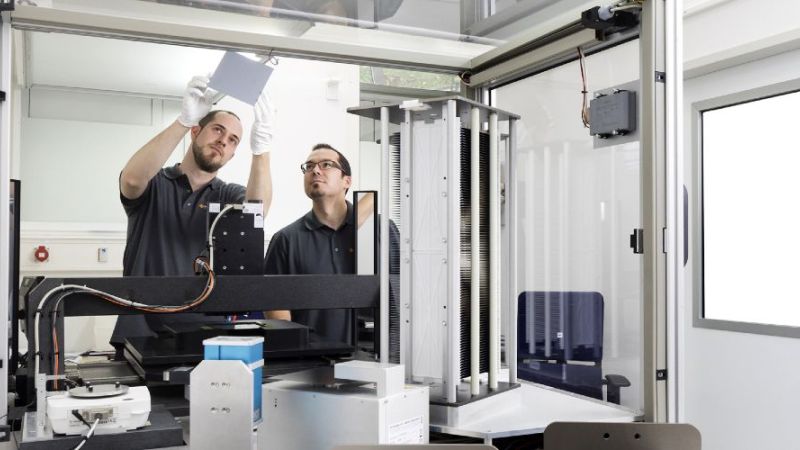 Employees of NexWafe GmbH examine wafers.