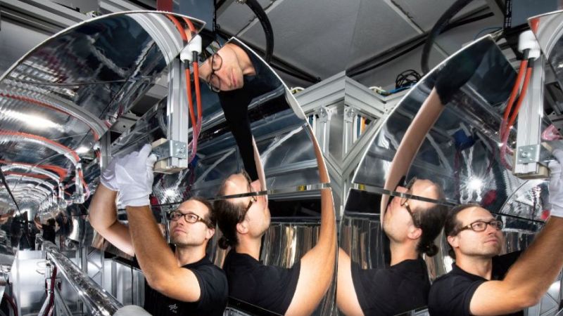 Das Bild zeigt einen Prüfstand für Parabolrinnenspiegel im Quarz-Testlabor des Deutschen Zentrums für Luft- und Raumfahrt.