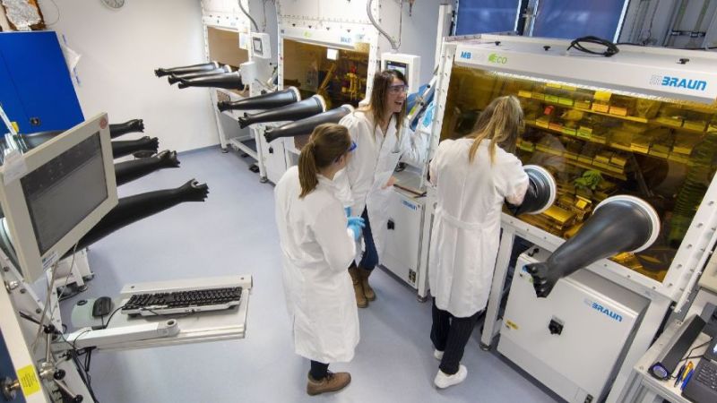In the perovskite laboratory of the Helmholtz-Zentrum Berlin für Materialien und Energie (HZB), scientists have been investigating the record-setting tandem solar cell.