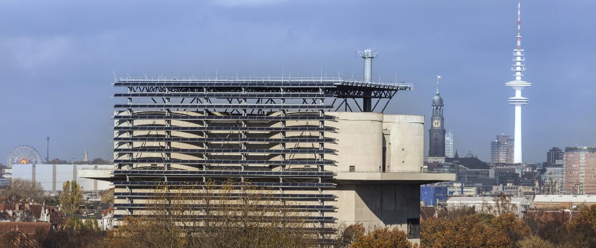 Von der Kriegsruine zum Ökokraftwerk: Im Mittelpunkt des Reallabors IW³ steht der sogenannte „Energiebunker“ in Wilhelmsburg.