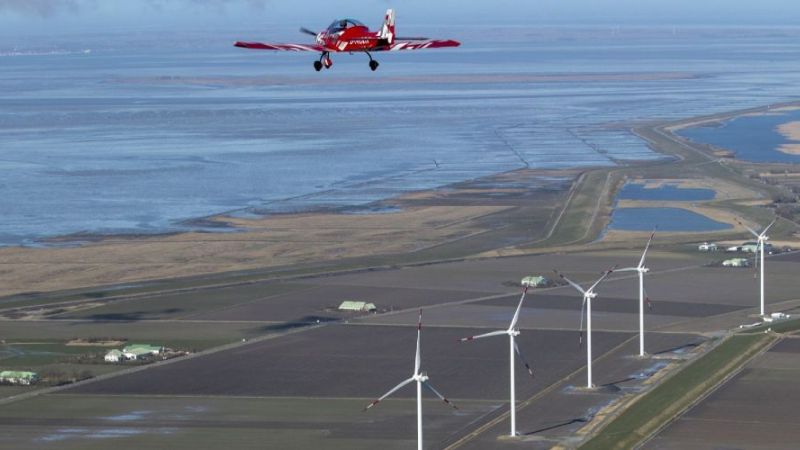 Test flight over the Reußenköge wind farm: Thanks to the Parasol passive radar system, the wind turbines here only signal at night when an aircraft is actually approaching.