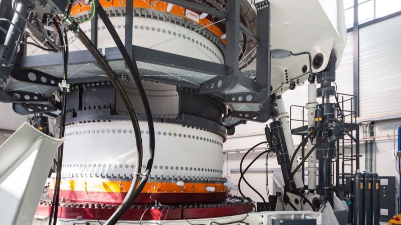Bild des Großlagerprüfstands BEAT6.1 in einer großen Halle.